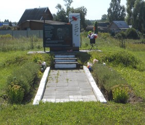 д. Полоное, памятный знак в честь погибших воинов 22-го стрелкового эстонского корпуса